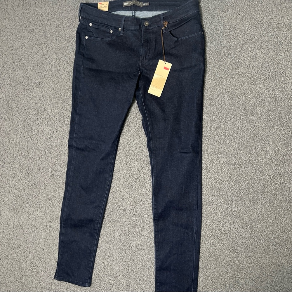 Levi’s Slight Curve Mid rise Skinny Brand New